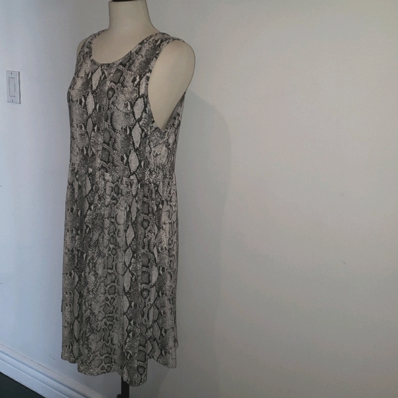 Dress - Picture 5 of 5